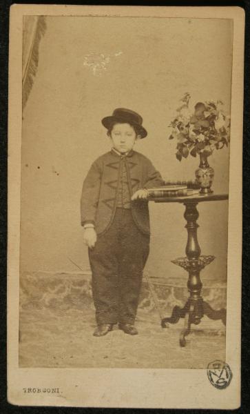 Ritratto infantile - Bambino con giubba ricamata e cappellino