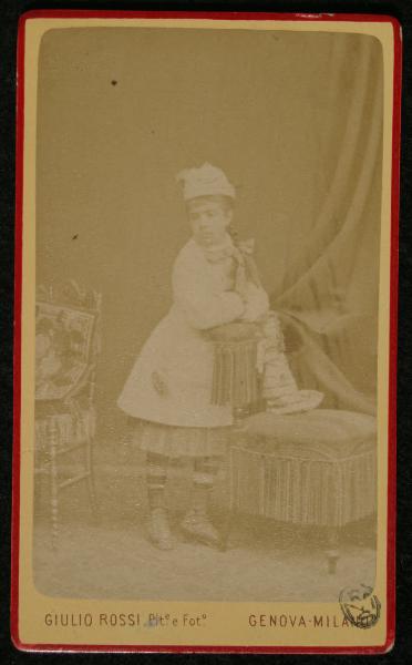 Ritratto infantile - Bambina in abito chiaro con una bambola