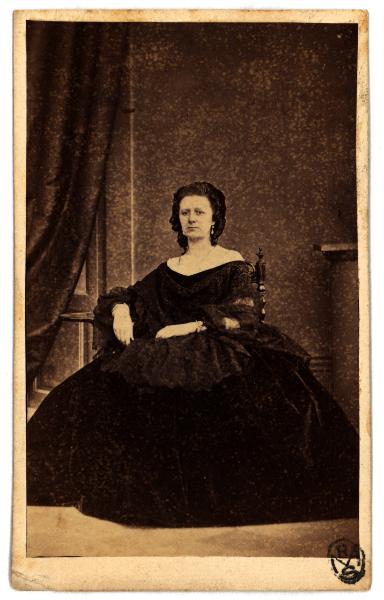 Ritratto femminile - Madame Tohopp (?) in abito nero scollato