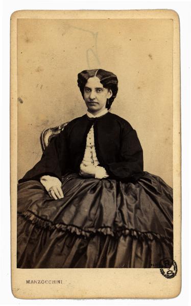 Ritratto femminile - Donna seduta con abito dalla gonna a balze