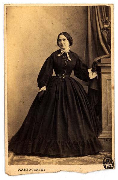 Ritratto femminile - Donna in abito scuro con gonna a balza e fazzoletto al collo
