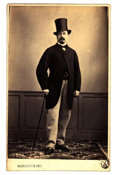 Ritratto maschile - Uomo in piedi con cappello a tuba in testa e bastone