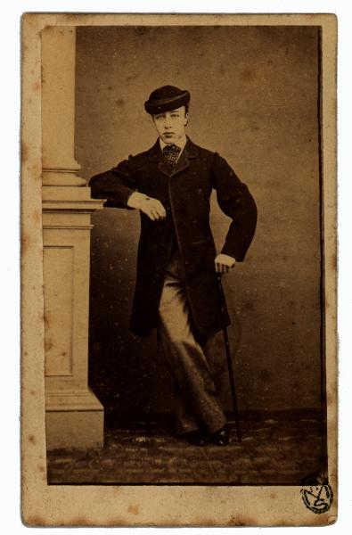 Ritratto maschile - Giovane con cappello e bastone da passeggio