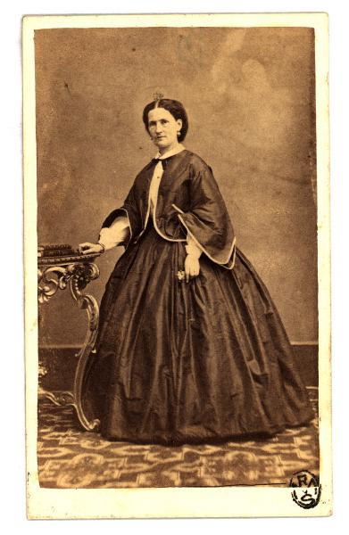 Ritratto femminile - Donna con mantellina bordata di bianco