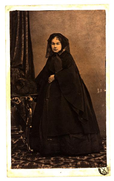 Ritratto femminile - Anziana vestita di nero con cuffia