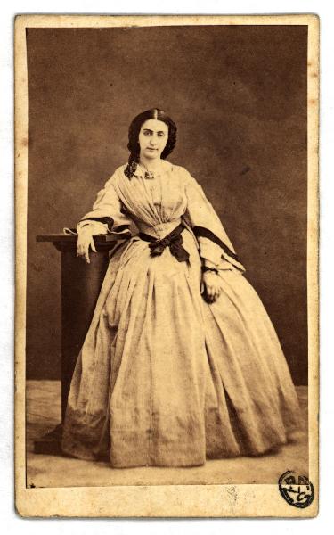 Ritratto femminile - Giovane in abito chiaro appoggiata a un piedistallo