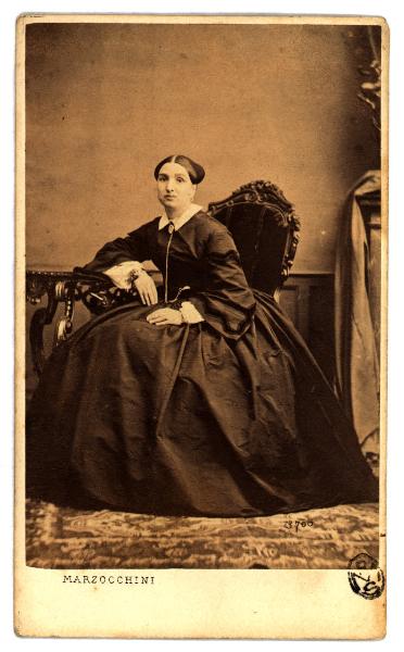 Ritratto femminile - Donna con acconciatura raccolta seduta su una poltrona