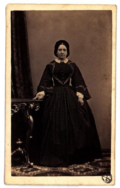 Ritratto femminile - Donna in abito con corpetto con applicazioni