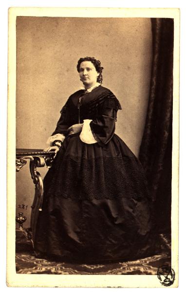 Ritratto femminile - Donna in abito scuro con fascia in merletto
