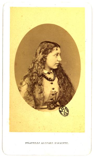 Ritratto femminile - Ragazza con capelli sciolti e collana