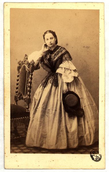 Ritratto femminile - Donna con scialle in pizzo e cappellino