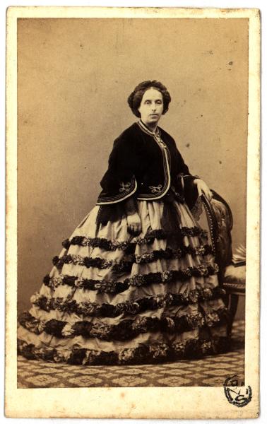 Ritratto femminile - Donna in abito con applicazioni arricciate