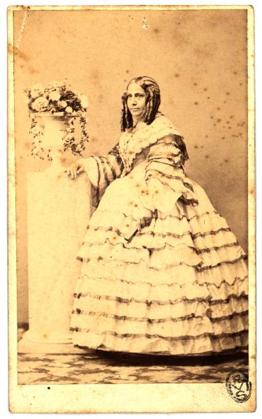 Ritratto femminile - Donna in abito a balze e ventaglio con acconciatura a boccoli