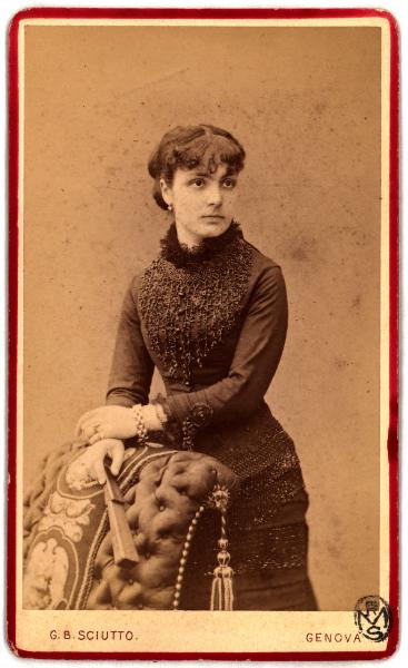 Ritratto femminile - Donna in abito con collo alto in pizzo scuro con in mano un ventaglio