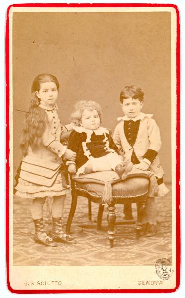 Ritratto di gruppo - Tre bambini, due in piedi e una seduta