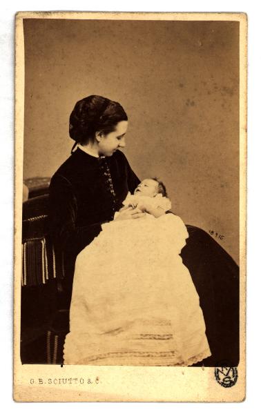 Ritratto di famiglia - Madre con neonato in braccio