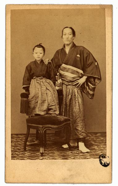 Ritratto di famiglia - Giovane e bambino giapponesi in costume da samurai