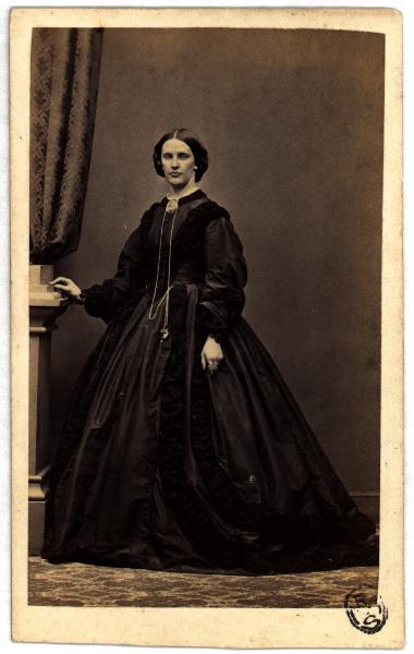 Ritratto femminile - Donna in piedi in abito scuro