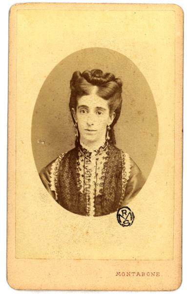 Ritratto femminile - Donna in abito ricamato con orecchini e acconciatura raccolta