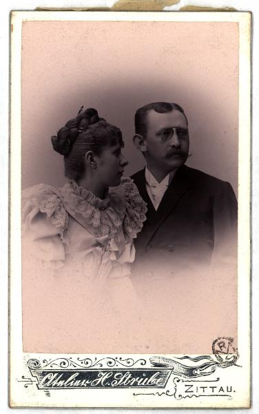 Ritratto di coppia - Donna di profilo con acconciatura raccolta e uomo con baffi