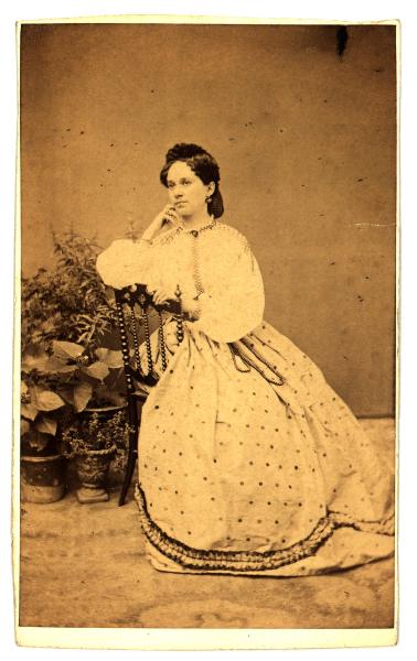Ritratto femminile - Donna seduta accanto a vasi di piante