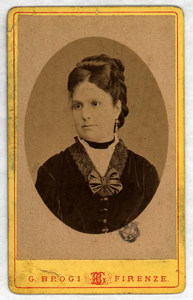 Ritratto femminile - Donna con acconciatura raccolta e orecchini pendenti