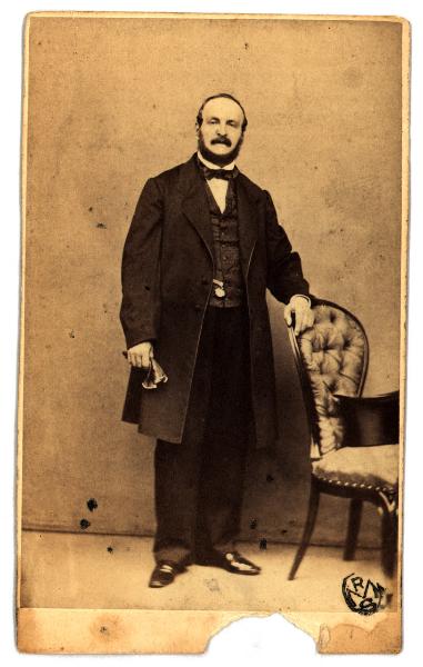 Ritratto maschile - Uomo con cappello a tuba accanto a una sedia