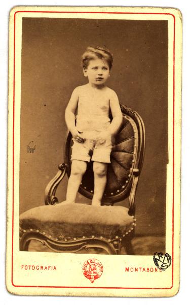 Ritratto infantile - Bambino in piedi su una poltrona