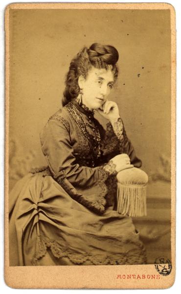 Ritratto femminile - Donna seduta appoggiata a un bracciolo con nappe