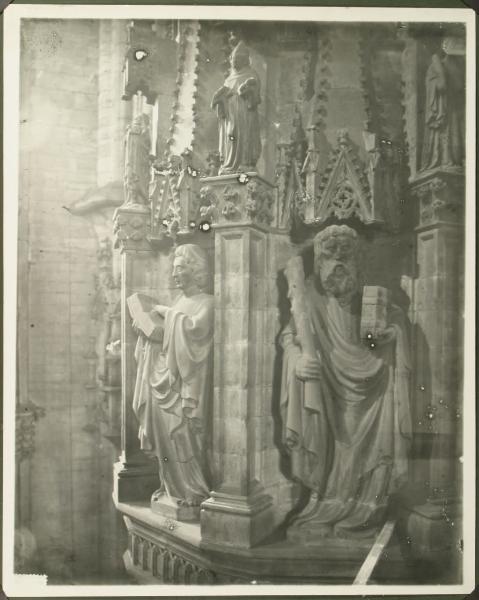 Milano - Duomo. Capitello di pilastro, nicchie con statue di santi sormontate da cuspidi con statue di profeti.