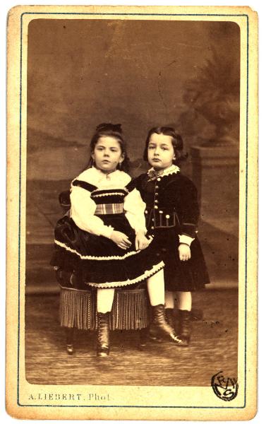 Ritratto di famiglia (?) - Due bambine su una poltrona con nappe (sorelle?)