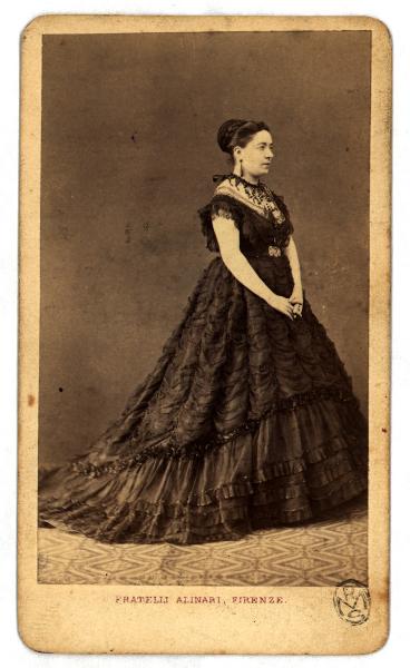 Ritratto femminile - Donna in abito da sera con gioielli