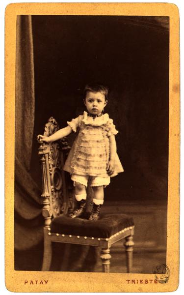 Ritratto infantile - Bambino in piedi su una sedia