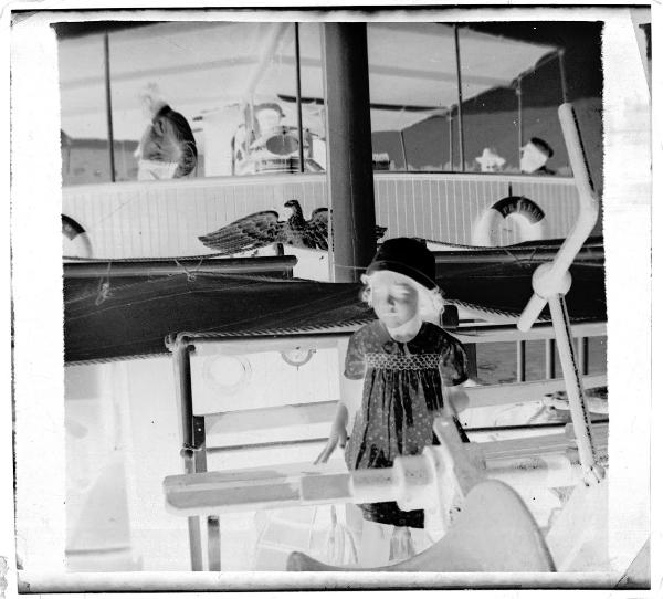 Ritratto infantile - Figlia (?) di Lamberto Vitali sul ponte di un'imbarcazione