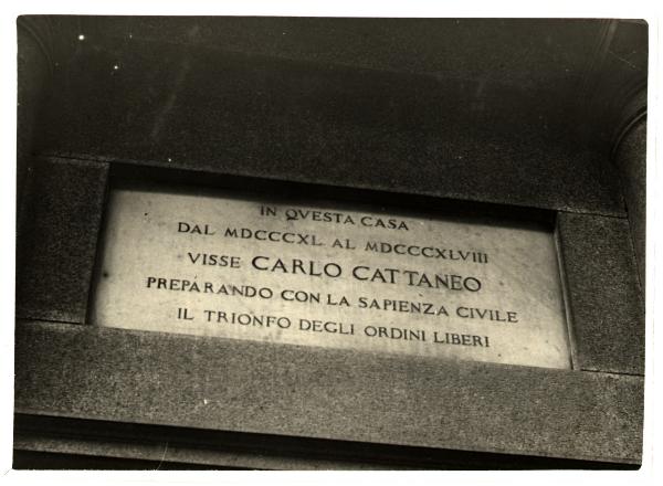 Milano. Lapide commemorativa di Carlo Cattaneo sulla facciata della casa di via Montenapoleone al n° 23, in alto a sinistra dell'ingresso.
