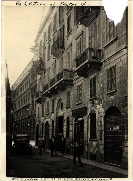 Milano - Via S. Vittore al Teatro 17. Veduta di scorcio del palazzo del primo consiglio generale del comune.
