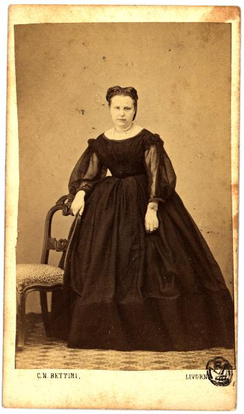 Ritratto femminile - Donna in abito scuro con maniche a sbuffo in voile