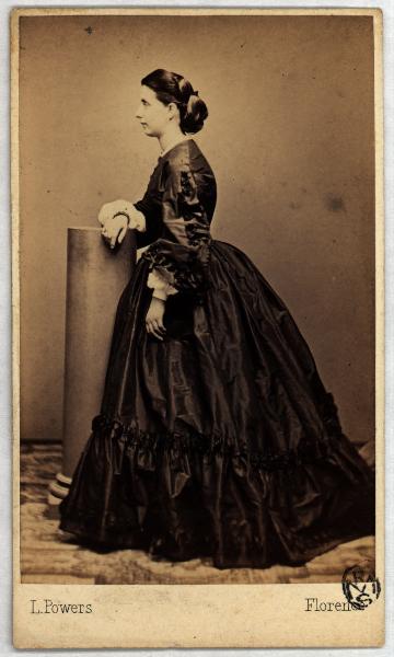 Ritratto femminile - Donna in abito scuro con acconciatura raccolta, in piedi