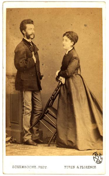 Ritratto di coppia - Uomo e donna in piedi, uno di fronte all'altra