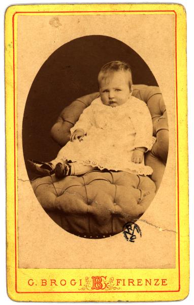 Ritratto infantile - Bambino seduto su una poltrona