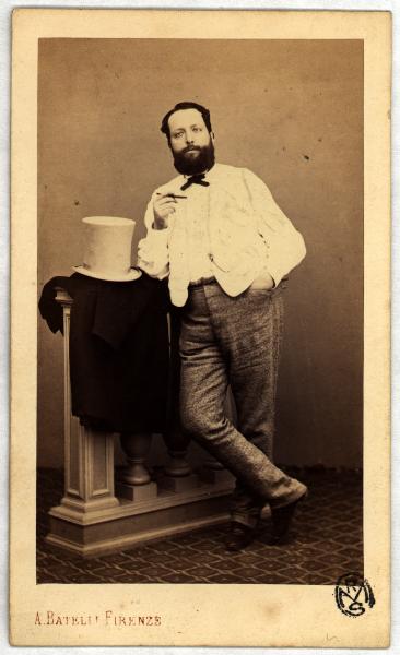 Ritratto maschile - Uomo in piedi appoggiato a una balaustra