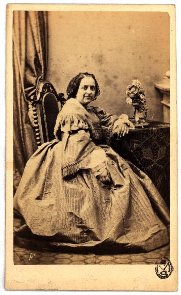 Ritratto femminile - Anziana seduta appoggiata a un tavolo