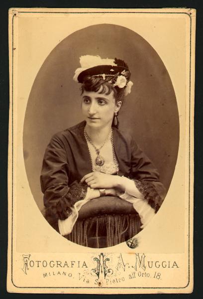 Ritratto femminile - Giovane con cappello e medaglione al collo