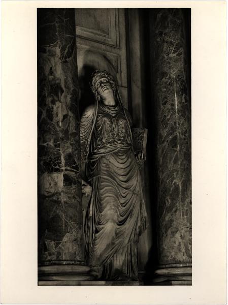 Milano - Duomo. Altare della Presentazione, Cristoforo Lombardi, S. Agnese, scultura in marmo.