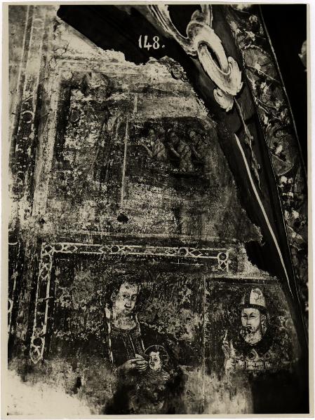 Varese - Battistero di S. Giovanni. Madonna con Bambino e Santo e storia della vita di un Santo, frammento di affresco (XIV sec.).