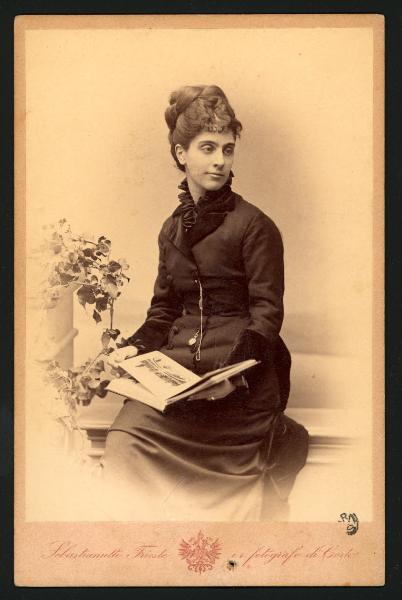 Ritratto femminile - Donna seduta con libro illustrato sulle gambe