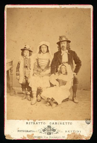 Ritratto di famiglia - Uomo con un bambino e due bambine vestiti in costume tipico