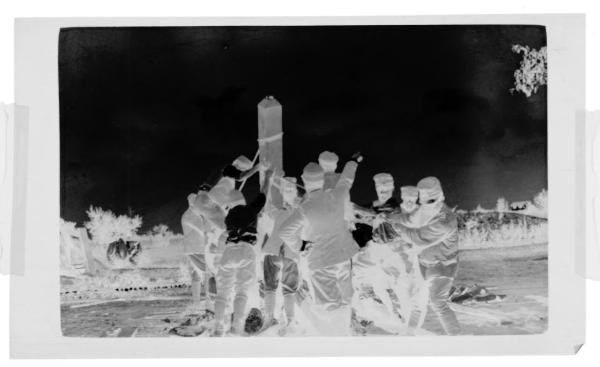 Prima Guerra Mondiale - Bassano del Grappa - Retrovie del fronte - Gruppo di soldati impegnati nelle manovre di forza dirette dal tenente Pesenti