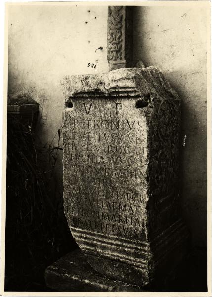 Castiglione d'Adda - Casa dei nobili Castiglioni. Cippo funerario con epigrafe.