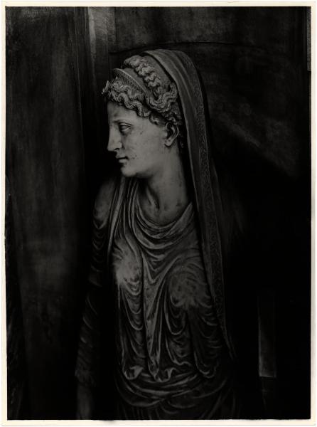 Milano - Duomo. Altare della Presentazione della Vergine, Cristoforo Lombardo, Santa Caterina ?, particolare, scultura in marmo.